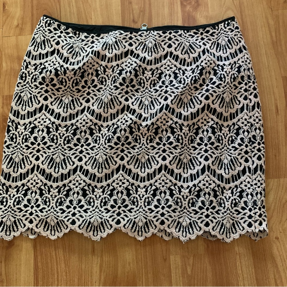 Chelsea28 skirt Black Lined Inside with Lace Outside Size Large